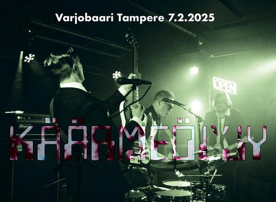 Kuvassa Käärmeöljy-yhtye keikalla hämyisessä baarissa. Kuvaan upotettu yhtyeen logo ja teksti Varjobaari Tampere 7.2.2025.