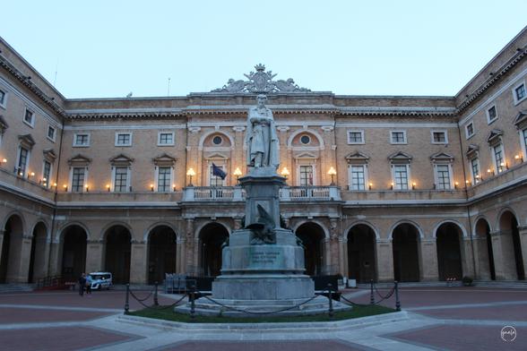 Statua di Giacomo Leopardi