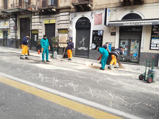 Si lavora di scopa, fiamma e segatura.