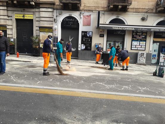 Un altro angolo di vista sugli operai al lavoro.