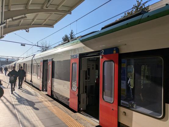 Un treno appena arrivato a Como Camerlata