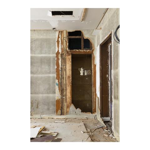 Des cloisons cassées, des gravats, on hésite entre un lieu abandonné ou en rénovation.