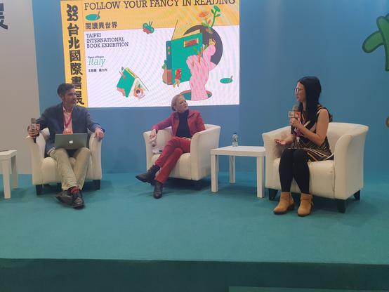 Drie vertalers op een podium op de Taiwan International Book Expo. Vlnr Joshua Dyer, Karin Betz en Jiang Chenxin.