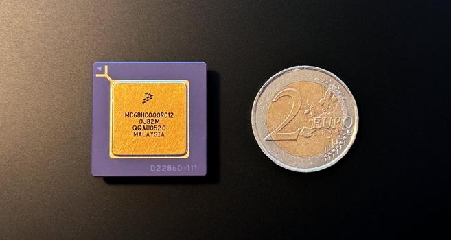 Freescale MC68HC000 CPU next to a 2 Euro coin