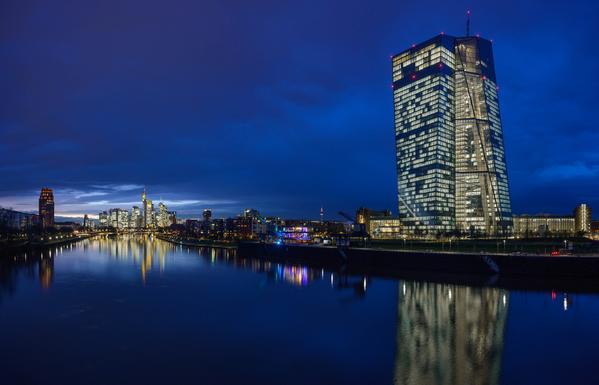 Frankfurt am Main. Der Blick geht entlang dem Main Richtung City. Weit im Hintergrund die Skyline. Rechts am Ufer das Gebäude der EZB.

Frankfurt on the Main. The view goes along the Main towards the city. The skyline far in the background. The ECB building on the right bank.