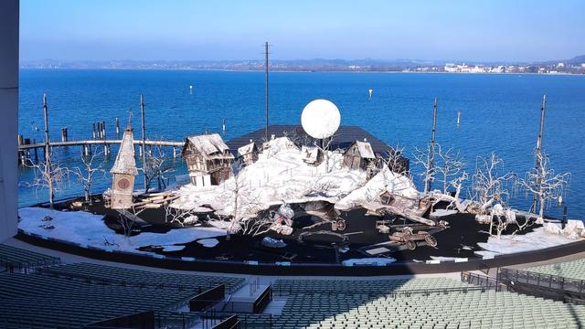 Foto von der Seebühne in Bregenz, auf der bereits das Set für den Freischütz steht.