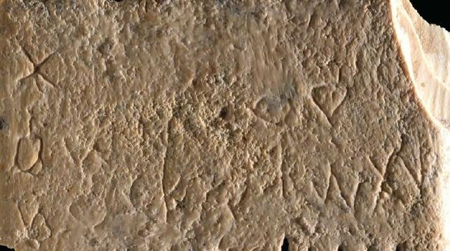 Schriftzeichen in Elfenbein geritzt