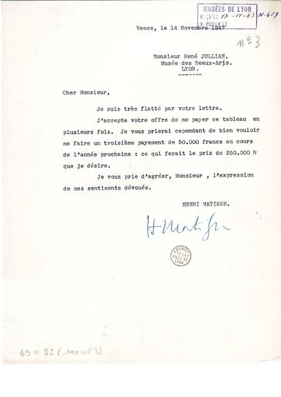 Lettre tapuscrite à l'encre noire sur papier blanc en format portrait, avec un tampon à l'encre violette des musées de Lyon en haut à droite et la signature manuscrite à l'encre bleue de Matisse à la fin de la lettre.
La lettre est adressée à Monsieur René Jullian, directeur du musée des beaux-arts de Lyon : 
"Cher Monsieur,
Je suis très flatté par votre lettre.
J'accepte votre offre de me payer ce tableau en plusieurs fois". Suivent les détails du paiement et la formule de politesse.
En bas à gauche, les 2 cotes au crayon à papier.