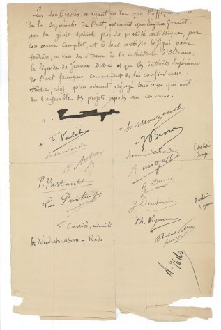 Pétition manuscrite avec plein de signatures de personnalités du monde culturel contre l'éviction d'Eugène Grasset lors du choix de l'artiste pour les nouveaux vitraux de la chapelle Jeanne-d'Arc de la cathédrale d'Orléans