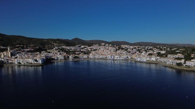 Vue par drone de Cadaques en Cataluña