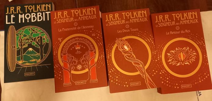 photo de 4 livres : Le Hobbit, La fraternité de l'Anneau, les Deux Tours, Le Retour du Roi - édition poche de chez Pocket