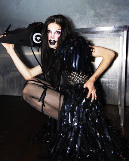 Drag something qui porte un costume de corbeau en VHS