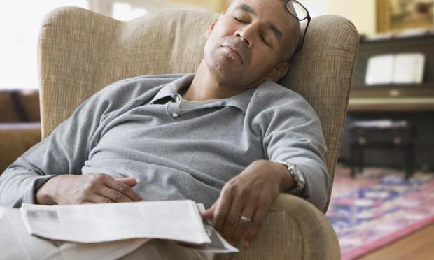 Un señor duerme la siesta. (Jose Luis Pelaez Inc/Blend Images)