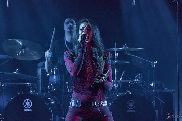 Barbara Mogore, la chanteuse de Nightmare sur scène en train de chanter face au public.