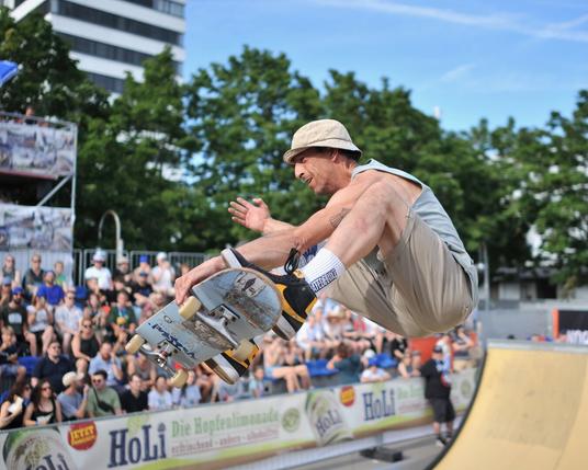 Skateboarder Claudio di Bella on the mini ramp at the FEST CUP 2024 in Sparda Sports Park.