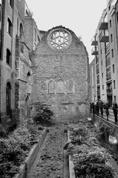 monochrome picture of the ruins of winchester palace in London