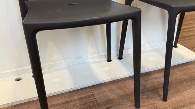 Gaten in de vloer houden de stoelen netjes op hun plek.