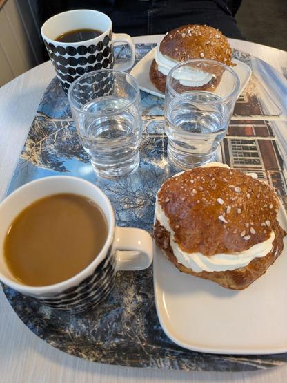 Kaksi laskiaispullaa ja kahvit @ Villa Ullas