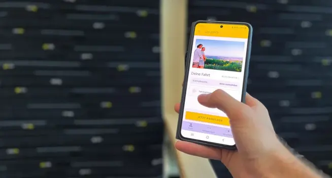 Auf einem Smartphone wird die App FAIRTIQ bedient.