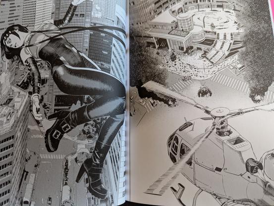 Planche de Yan :
L'héroïne vole sur le dos au-dessus d'immeubles et par-dessus un hélicoptère en mouvement, dans une pose acrobatique.