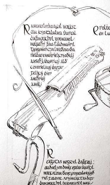 Zentral eine Tuschezeichnung eines Saiteninstruments, das aus Glas zu bestehen scheint und einer Nyckelharpa ähnelt. Unten und am rechten Rand sind weitere angeschnittene Zeichnungen zu erkennen. Dazu geordnet stehen jeweils Beschreibungen in einer unbekannten Sprache, in einer ungewöhnlichen, mittelalterlich wirkenden Schrift. 

Der Text der Nyckelharpa beginnt ungefähr so: „Ramnuilιιriawaçil mækitoau krystalulnia, riawrɛal daφmækhɒl wæmamilmækeħrj φius l'aauʃmuiiril ᶃynyymehooælarðosevðia ...“