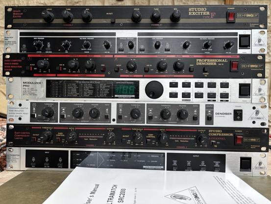 Sieben analoge Geräte vom Hersteller Behringer.