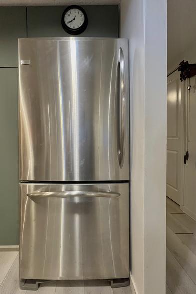Una foto de un refrigerador con un reloj encima