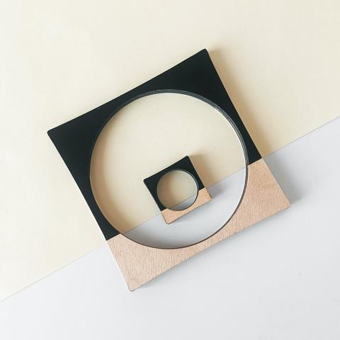 lasergesneden armband en ring van hout en mat zwart acrylaat. Vierkante vorm
