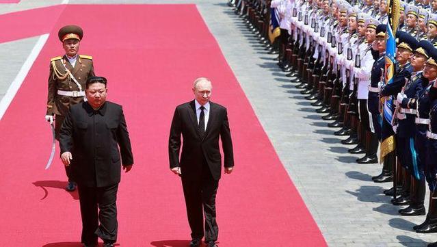 Kim Jong-un i Vladímir Putin van firmar al juny un "acord estratègic" amb una clàusula de defensa mútua  (Reuters)
