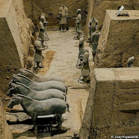 New evidence reveals the source of mercury in the mausoleum of the first Qin emperor

Archaeological surveys in Xunyang City, in Ankang, Shaanxi province, have revealed the origins of the mercury found in the Mausoleum of Qin Shi Huang. Qin Shi Huang, China’s first emperor, is renowned for uniting China and for having commissioned a gargantuan burial site, a complex that took 38 years to build with 700,000 workers. The latest research suggests that the mercury in the emperor’s tomb could have come from Xunyang’s mines of cinnabar, an area with a longstanding mining and smelting history.

The Mausoleum of Qin Shi Huang, in Xi’an’s Lintong District, has fascinated researchers and historians for centuries. The Historical Records of the Grand Historian, by Sima Qian, mentions in detail the interior of the tomb as having a colossal map of China’s seas and rivers built with liquid mercury, depicting the domain of the emperor. A study conducted in 2016 recorded high mercury concentrations in and around the mausoleum, far exceeding the regional norm, supporting claims from historical texts...