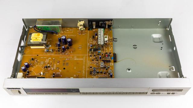 Geöffnetes Gehäuse. Ca. 2/3 des Platzes nimmt mit Anschlag links die Platine ein, der 1/3 rechte Teil ist leer