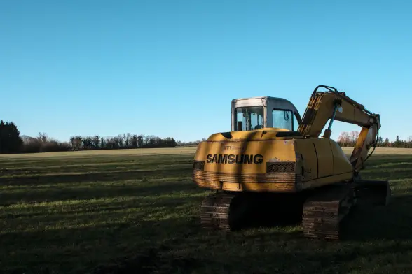 Une pelleteuse perdue dans les champs.