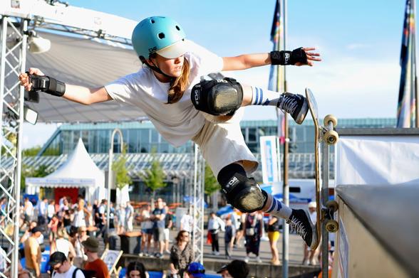 Skateboarderin Umay Demir auf der Miniramp beim FEST Cup 2024 im Sparda-Sportpark in Karlsruhe.