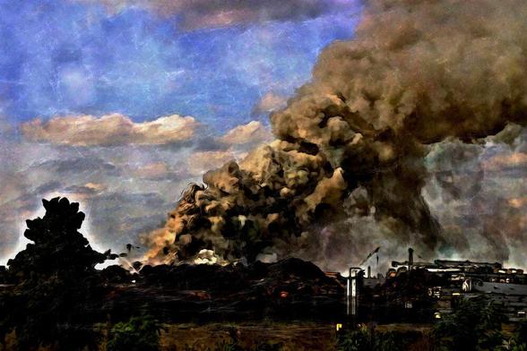 Bearbeitetes Foto einer Brandkatastrophe, von links oben nach rechts unten: blauer Himmel -> aufsteigender dunkler schwarzbrauner Rauch -> Trümmerfeld.

Edited photo of a fire disaster, from top left to bottom right: blue sky -> rising dark black-brown smoke -> expanse of rubble.