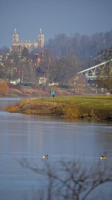 Hochformat-Bild, Elbe im Vordergrund, blaues Wunder dahinter, Elbschlösser dahinter