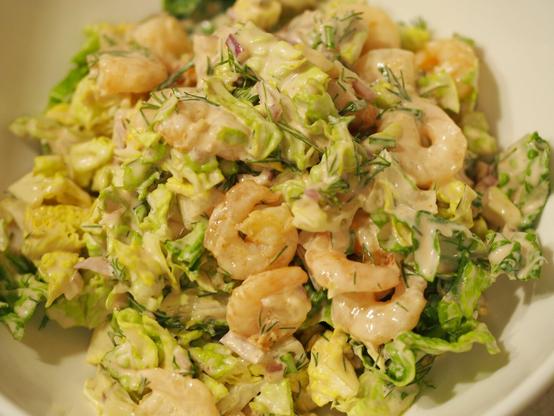 eine Portion des Garnelen Salats mit Cocktailsauce als Dressing. die Garnelen wurden zuvor gebraten.