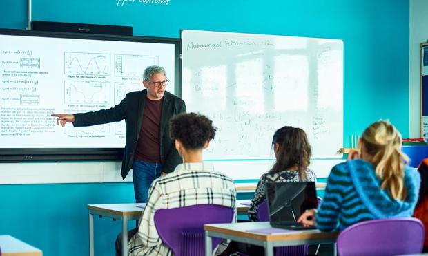 Un profesor explicando e ltemario a sus alumnos. (Getty Images)