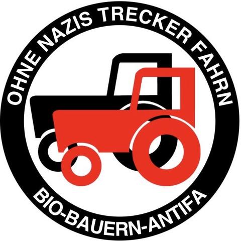 Antifasticker in Rot-Schwarz mit zwei Treckern (Traktoren) und dem Text „ ohne Nazis Trecker fahrn - Bio-Bauern-Antifa“