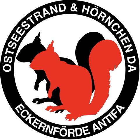 Sticker im Antifa-Stil mit rotem und schwarzem Eichhörnchen und dem Text „Ostseestrand & Hörnchen da - Eckernförde Antifa“