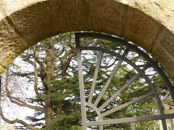 photo de l'arche à l'entrée d'un parc urbain