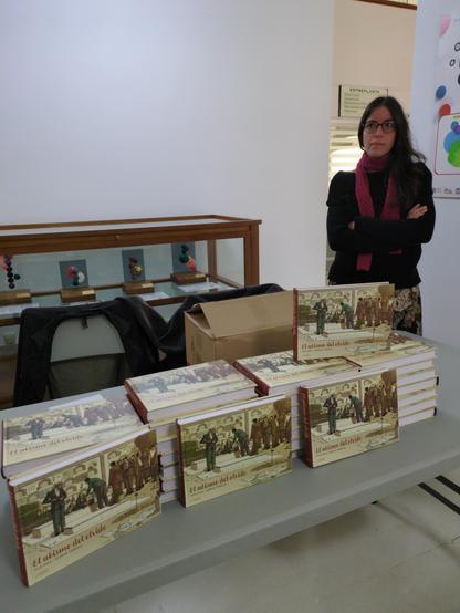 María vendiendo cómics