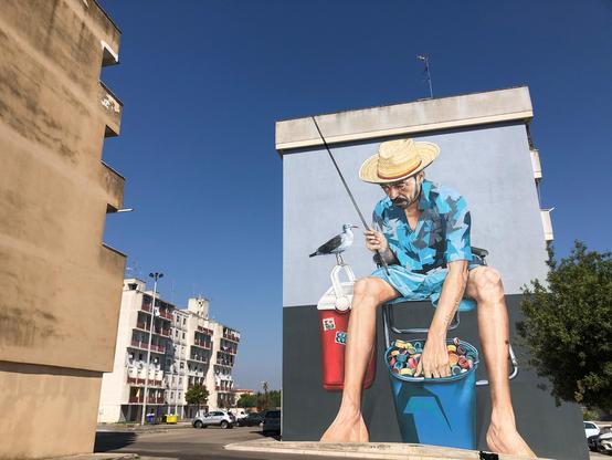 Murales con raffigurato un pescatore.