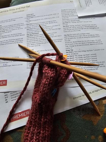 Foto eines halbgestrickten Handschuhs mit Strickanleitung