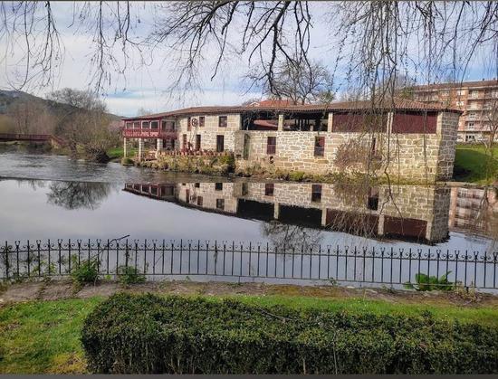 Como os pobos da Ribeira Sacra están dormidos ata o veran, cando moreas de xente de fora poñan a Vila a andar. Sin veraneantes fermosas casas de pedra se estragarian.