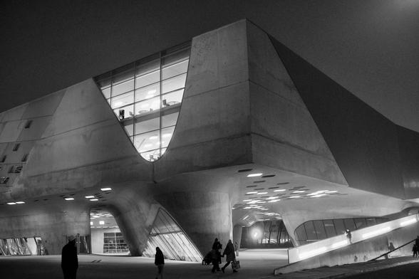 Das narurwissenschaftliche Museum Phaeno in Wolfsburg in einem schwarzweißen Foto; sience museum in Wolfsburg Germany by night in a black and white photo
