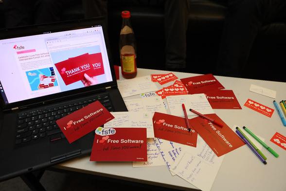 Briefkaarten met boodschappen aan de ontwikkelaars en organisaties achter vrije en open source software. Foto van het evenement vorig jaar bij Hackerspace Hack42 in Arnhem.