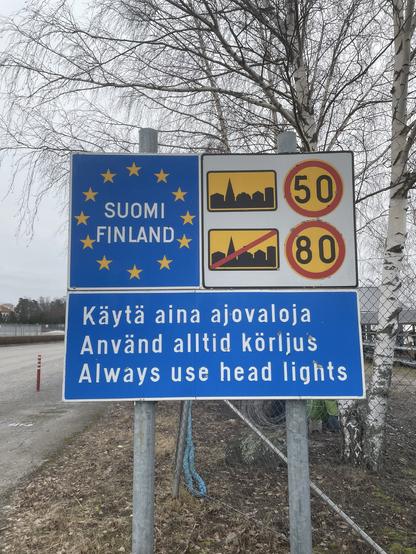 Kyltti: Suomi Finland. Käytä aina ajovaloja.