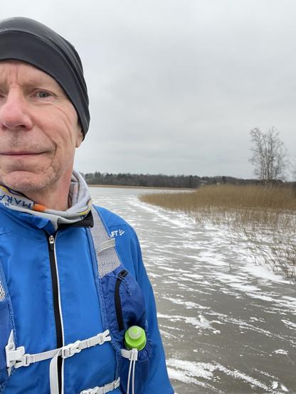 Selfie meren rannassa. Kaislaa, jäätä.