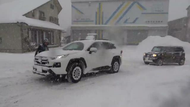 雪の降る街を
