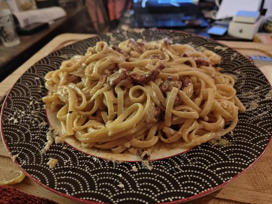 Une plâtrée de carbo dans une assiette. Féculents sauce viande oeuf fromage sauce féculents : c'est un burger.